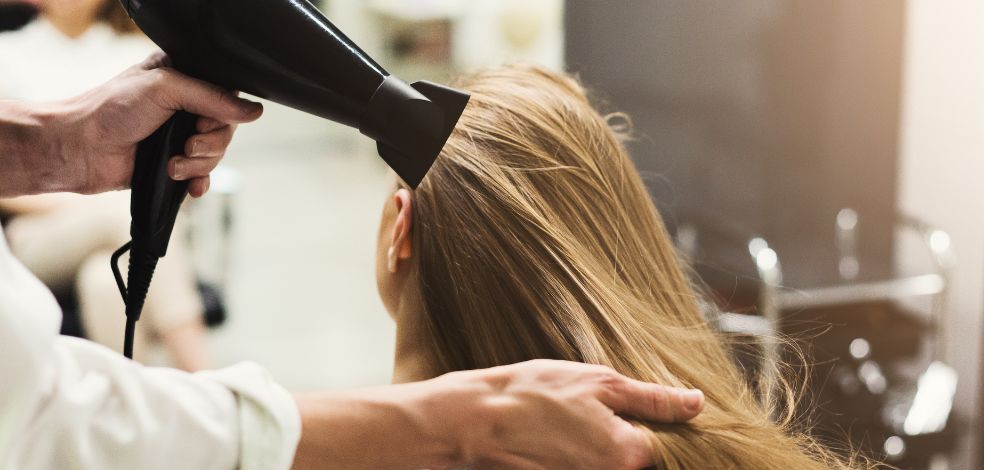 Ergonomia pracy fryzjera z suszarką do włosów