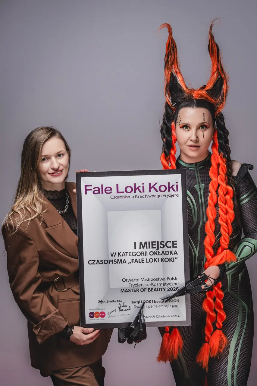 Osoby odbierają nagrodę pierwszego miejsca zorganizowaną  przez Fale Loki Koki